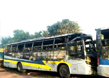 নাটোরের বড়াইগ্রামের ফিলিং স্টেশনে দাঁড়ানো তিনটি বাসে আগুন