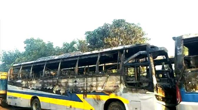 নাটোরের বড়াইগ্রামের ফিলিং স্টেশনে দাঁড়ানো তিনটি বাসে আগুন