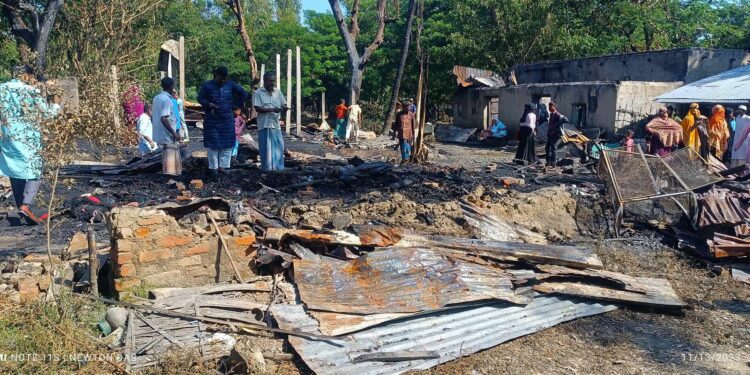 বাঁশখালীতে অ‌গ্নিকা‌ণ্ডে ১২টি বসতঘর পুড়ে ছাই