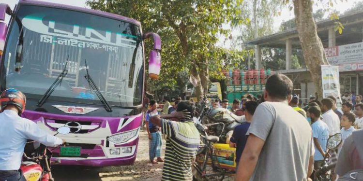 উল্লাপাড়ায় সড়ক দুর্ঘটনায় কলেজ ছাত্র নিহত