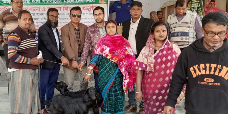 নড়াইলে অসহায় দুস্থ ঋষি মহিলাদের মাঝে ছাগল বিতরণ 