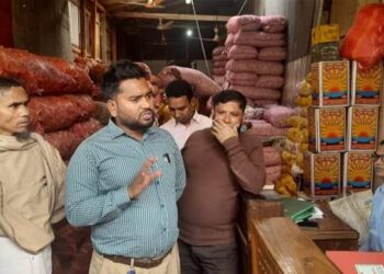 পেঁয়াজের দাম নিয়ে মাঠপর্যায়ে নজরদারি বেগমগঞ্জে মজুত করায় ২৮৫ বস্তা পেঁয়াজ ১১৬ টাকা দরে বিক্রির নির্দেশ