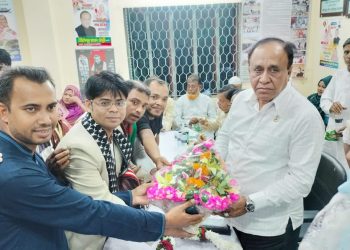 সাধনপুর বঙ্গবন্ধু পরিষদের সভাপতির পক্ষ থেকে এমপি মোস্তাফিজকে ফুলেল শুভেচ্ছা