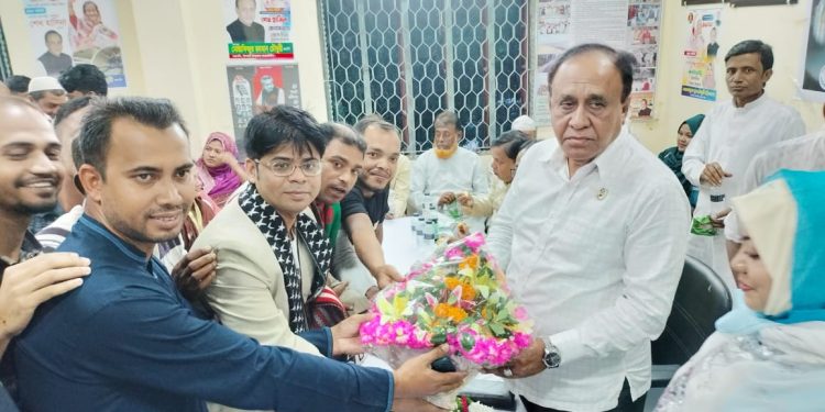 সাধনপুর বঙ্গবন্ধু পরিষদের সভাপতির পক্ষ থেকে এমপি মোস্তাফিজকে ফুলেল শুভেচ্ছা