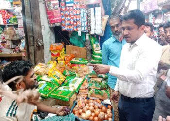 বাঁশখালীতে প্রশাসনের অভিযানের খবর পেয়ে পালালো এক দোকানী