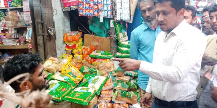 বাঁশখালীতে প্রশাসনের অভিযানের খবর পেয়ে পালালো এক দোকানী