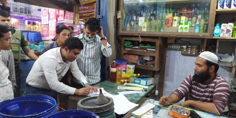 বেশি দামে পেঁয়াজ বিক্রি করায় বাঁশখালীতে ৭ দোকানির জরিমানা