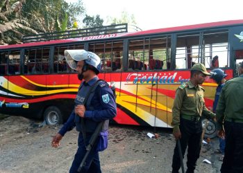 পলাশবাড়ীতে বিএনপি’র ডাকা হরতালে ৫ টি বাস-ট্রাক ভাঙচুর
