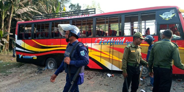 পলাশবাড়ীতে বিএনপি’র ডাকা হরতালে ৫ টি বাস-ট্রাক ভাঙচুর