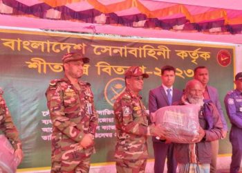 ঘোড়াঘাটে দুস্থ ও শীতার্তদের মাঝে সেনাবাহিনীর কম্বল বিতরন