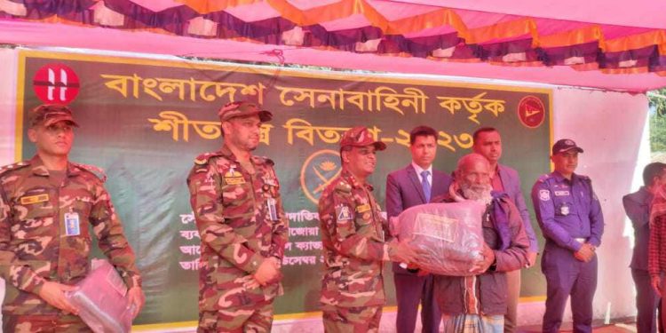 ঘোড়াঘাটে দুস্থ ও শীতার্তদের মাঝে সেনাবাহিনীর কম্বল বিতরন