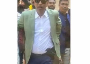 নরসিংদীতে নৌকার প্রচারণায় পিস্তল নিয়ে আওয়ামীলীগ সভাপতি