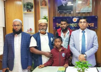হারানো ছেলেকে পরিবারের কাছে হস্তান্তর করলো উপজেলা প্রশাসন