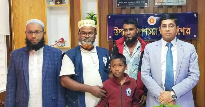 হারানো ছেলেকে পরিবারের কাছে হস্তান্তর করলো উপজেলা প্রশাসন
