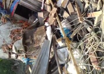 পটুয়াখালীতে মাছ ধরার ট্রলার বিস্ফোরণে দুই জেলে দগ্ধ, ট্রলার বিধ্বস্ত