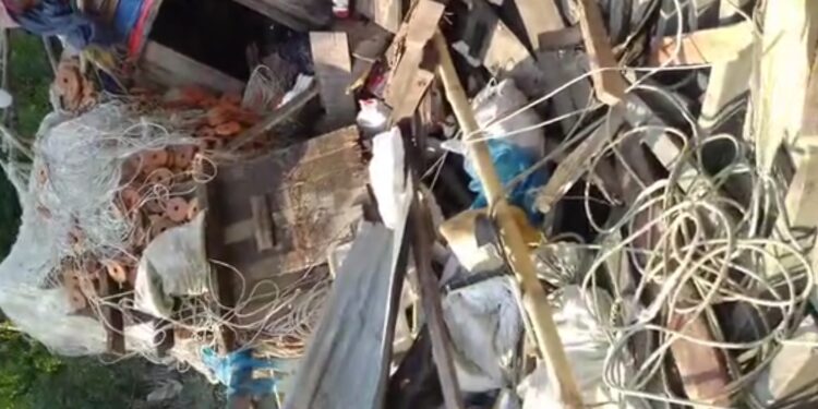 পটুয়াখালীতে মাছ ধরার ট্রলার বিস্ফোরণে দুই জেলে দগ্ধ, ট্রলার বিধ্বস্ত