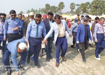 কুয়াকাটায় রোভার স্কাউটদের উদ্যোগে সৈকতে বীচ ক্লিনিং অভিযান