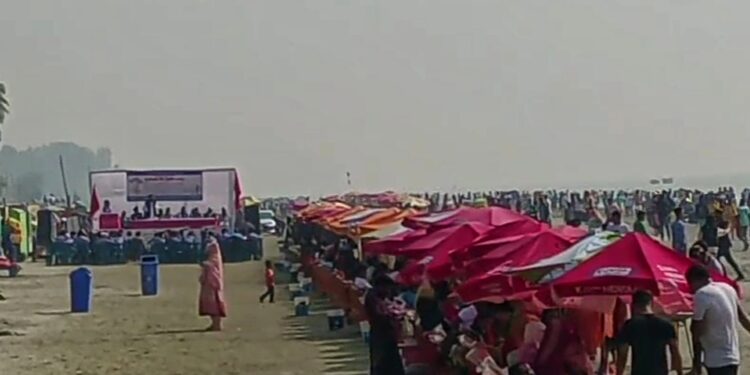 বিজয় দিবস উপলক্ষে কুয়াকাটা সমুদ্র সৈকতে পর্যটকদের ঢল