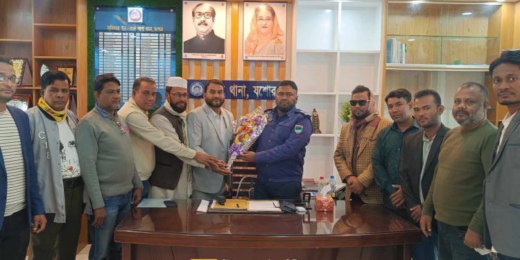 শার্শা উপজেলা নির্বাহী অফিসার ও থানা অফিসার ইনচার্জ কে নাভারণ প্রেসক্লাবের ফুলেল শুভেচ্ছা