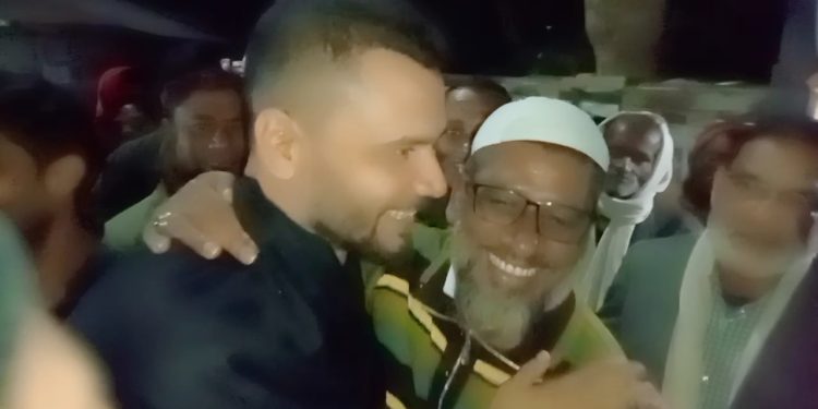 নড়াইল ২ আসনে হেভিওয়েট ২ প্রার্থীর করমর্দন, এলাকায় আলোচনার ঝড়