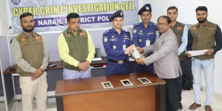 নড়াইলে হারিয়ে যাওয়া ফোন উদ্ধার করে ফিরিয়ে দিলো পুলিশ