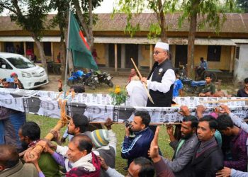ভোটারের কাঁধে পা রেখে নৌকার প্রার্থী মঞ্চে যাওয়ার ছবি ভাইরাল