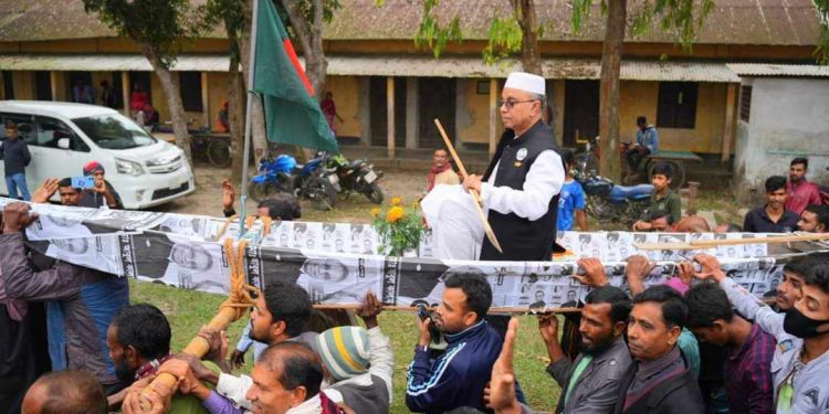 ভোটারের কাঁধে পা রেখে নৌকার প্রার্থী মঞ্চে যাওয়ার ছবি ভাইরাল