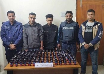 ঝিকরগাছায় যাত্রীর ছদ্মবেশে মাদক পাচারের সময় আটক ২