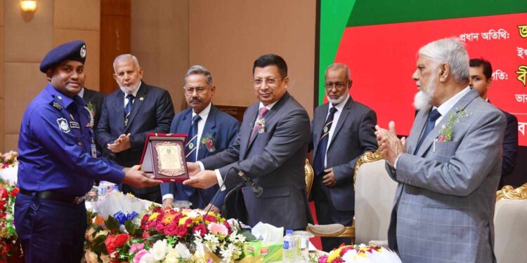 এস এম আহসান স্মৃতি পুরস্কার” পেলেন ওসি আশরাফুল আলম