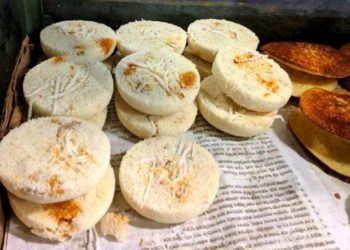 শীতের আমেজে পিঠা বিক্রির ধুম