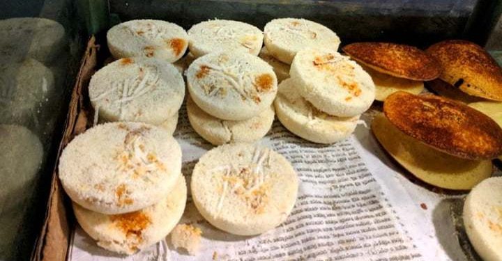 শীতের আমেজে পিঠা বিক্রির ধুম