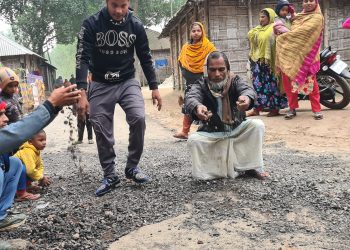 হাত দিলে উঠে যাচ্ছে সড়কের কার্পেটিং