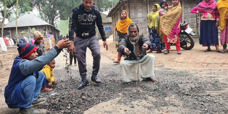 হাত দিলে উঠে যাচ্ছে সড়কের কার্পেটিং