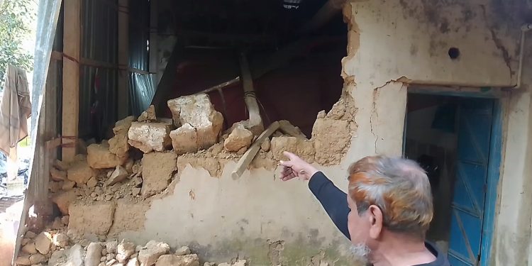 বাঁশখালীতে বসতবাড়িতে হাতির তান্ডব