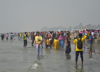 প্রচন্ড শীত উপেক্ষা করে কুয়াকাটা সৈকতে পর্যটকদের ঢল