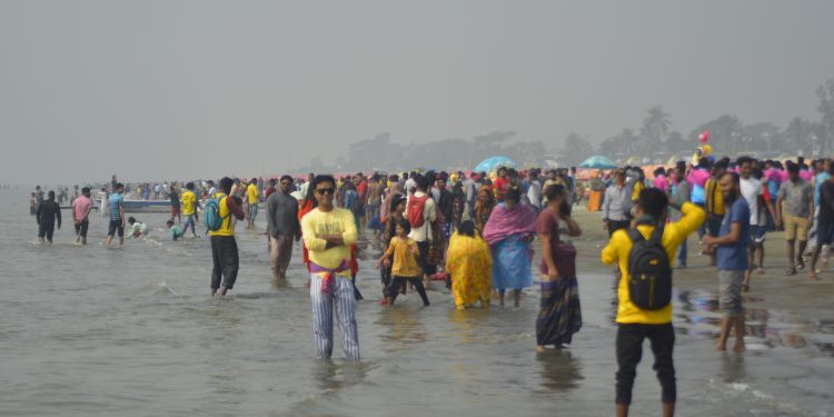 প্রচন্ড শীত উপেক্ষা করে কুয়াকাটা সৈকতে পর্যটকদের ঢল