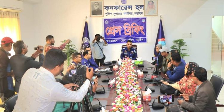 নড়াইলে অবৈধ সিম সহ দুই প্রতারক চক্রের সদস্য গ্রেফতার