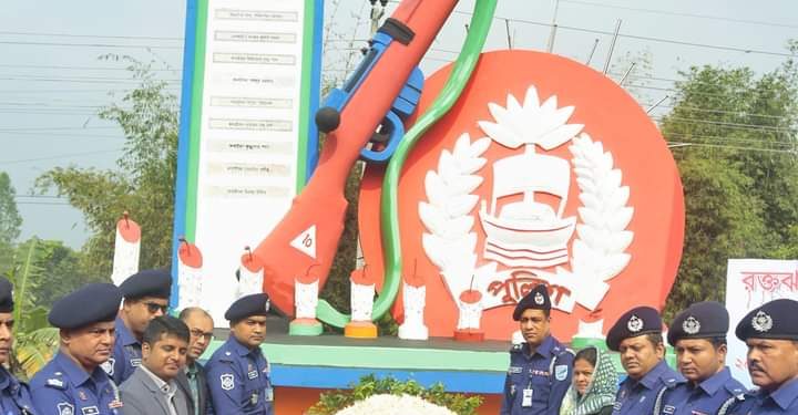 সড়ক দুর্ঘটনায় নিহত পুলিশ সদস্যদের স্মরণে শ্রদ্ধা নিবেদনে নরসিংদী জেলা পুলিশ