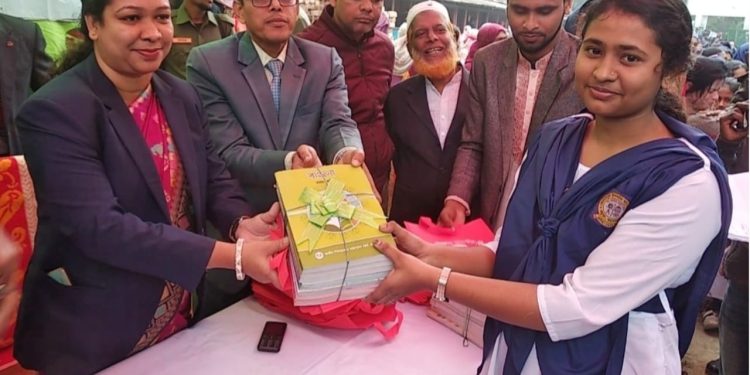 কচুয়ার মোবাইদুল ইসলাম মাধ্যমিক বিদ্যালয়ে বই বিতরণ উৎসব পালিত