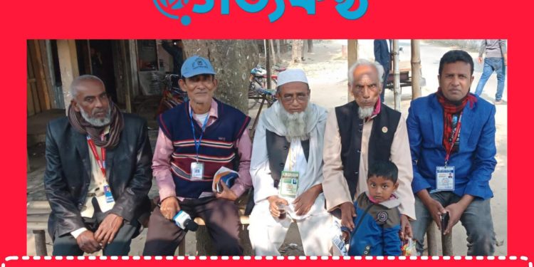 পর্যবেক্ষকের কার্ড পেয়ে কাজের মাঝে বিশ্রাম নিচ্ছেন পর্যবেক্ষক ও সাংবাদিকরা