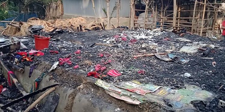 যশোরের বাঘারপাড়ার পল্লীতে বসতবাড়ি আগুনে পুড়ে ছাই নিঃস্ব একটি পরিবার 