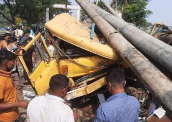 বাঁশখালীতে নিয়ন্ত্রণ হারিয়ে অটোরিকশাকে চাপা দিল বৈদ্যুতিক খুঁটিবাহী ট্রাক