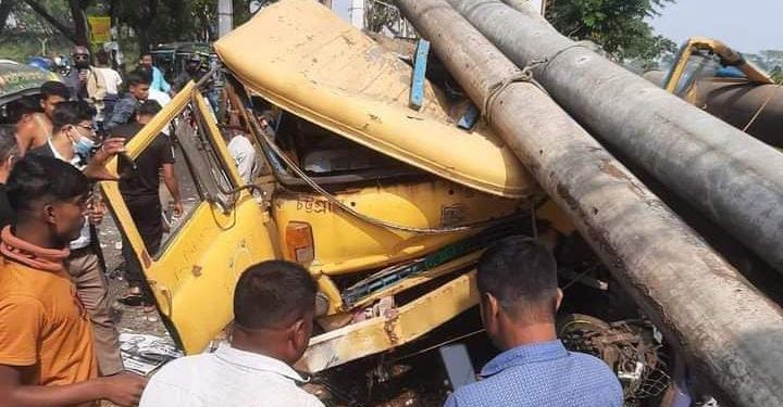 বাঁশখালীতে নিয়ন্ত্রণ হারিয়ে অটোরিকশাকে চাপা দিল বৈদ্যুতিক খুঁটিবাহী ট্রাক