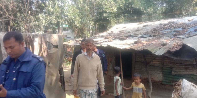 কক্সবাজারে প্রতিপক্ষের ঘরে আগুন দিয়ে উচ্ছেদ করার চেষ্টা