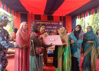 বাগেরহাটের মোংলায় কোস্টগার্ডের শীতবস্ত্র ও বিভিন্ন উপকরন বিতরণ