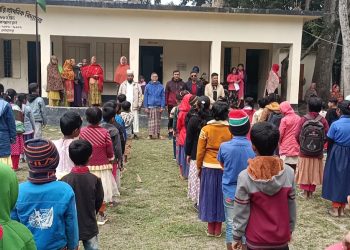 নড়াইলের লোহাগড়ার ঝিকিরা সরকারি প্রাথমিক বিদ্যালয়ে বই বিতরণ 