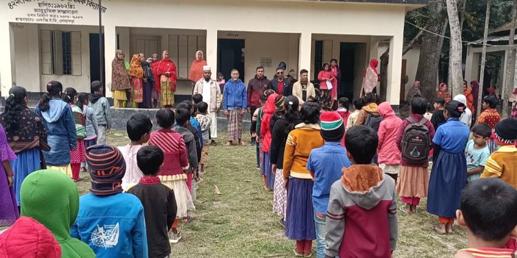 নড়াইলের লোহাগড়ার ঝিকিরা সরকারি প্রাথমিক বিদ্যালয়ে বই বিতরণ 