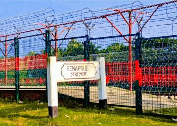 নবরুপে সেজেছে বেনাপোল রেল স্টেশন  যাত্রী সেবার মান বাড়াতে লাল সবুজের আদলে কাঁটাতারের নিরাপদ বেস্টুনি 