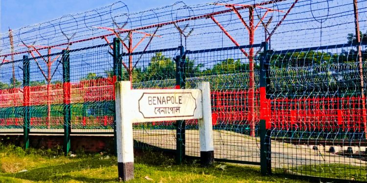 নবরুপে সেজেছে বেনাপোল রেল স্টেশন  যাত্রী সেবার মান বাড়াতে লাল সবুজের আদলে কাঁটাতারের নিরাপদ বেস্টুনি 