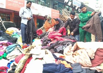 চলছে শীতের রাজা মাঘের তান্ডব  ফুটপাতের দোকান গুলোতে ছুটছেন নিম্ন আয়ের মানুষ